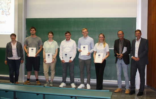 Christine Weibelzahl (links) und Ulf Meyer-Dietrich (rechts) ehrten im Beisein von Prof. Jürgen Kusche (2. v.r.) als Vertreter des Instituts für Geodäsie und Geoinformation der Universität Bonn die jahrgangsbesten Absolvent*innen