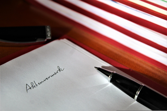 Image by Monika Robak from Pixabay Bild mit dem Schriftzug "Aktenvermerk". Image by Monika Robak from Pixabay