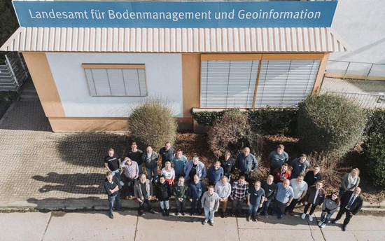 Fachleute aus den Landesvermessungen aller 16 Bundesländer und dem Bundesamt für Kartografie und Geodäsie sowie der Präsident des Thüringer Landesamtes für Bodenmanagement und Geoinformation (TLBG) Uwe Köhler (ganz rechts im Bild) trafen sich zum Workshop „terrestrische Gravimetrie“ in Erfurt. Bild © TLBG | Torsten Hoppen