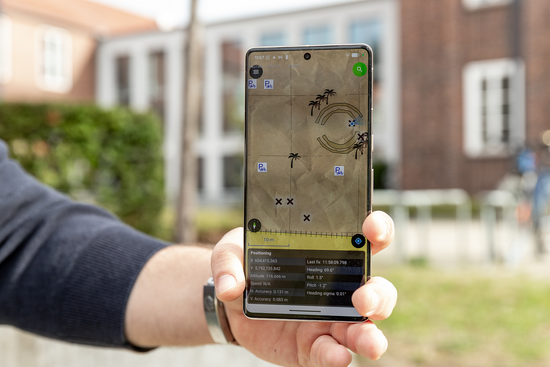 Vorführung am 15. Oktober 2026 in Braunschweig: Schatz- statt Leitungssuche mit der egeniouss-Technologie. Vor allem in eng bebauten städtischen Umgebungen kann mit egeniouss zuverlässier und präziser navigiert werden, auch dann, wenn das GPS-Satellitensignal schwach ist oder ausfällt. Bildnachweis: Kristina Rottig/TU Braunschweig