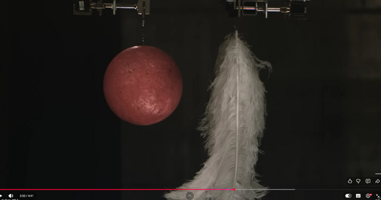 Standbild aus dem Youtube-Video von Brian Cox' Fallversuch (Quelle: https://www.youtube.com/watch?v=TP4qKBKCOro)