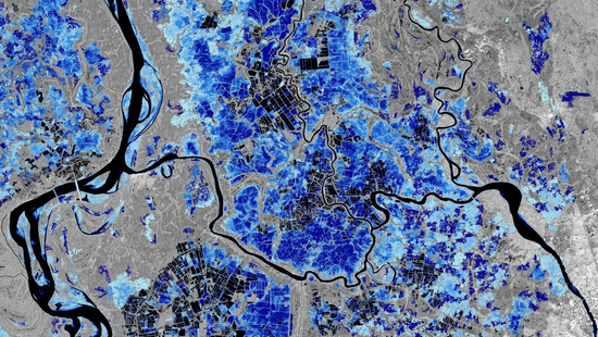 Kartierung von Überschwemmungsgebieten mithilfe von Sentinel-1-Daten. Bild: ESA Das Bild zeigt Gebiete in Myanmar, die häufig von Überschwemmungen betroffen sind. Die dunklen Flächen stellen permanente Gewässer oder Felder dar, die häufig oder immer von Wasser bedeckt sind, beispielsweise Reisfelder. Verschiedene Blautöne stehen für die Häufigkeit von Überschwemmungen, die aus dem Copernicus Sentinel-1 Datenarchiv geschätzt wurde (hellblau: weniger häufig; dunkelblau: häufiger). Bild: ESA