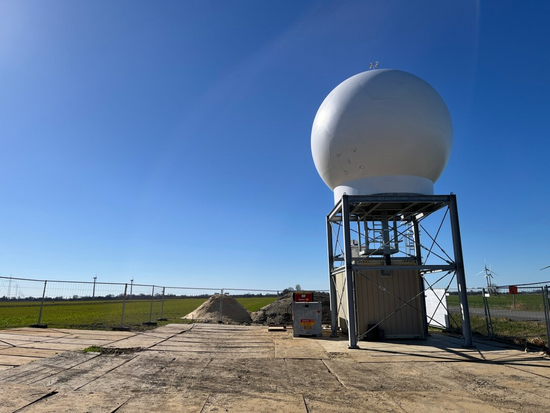 Das Dual Doppler Wind-Radar misst die Windgeschwindigkeit bei Krummendeich im Landkreis Stade. Bild © Fraunhofer IWES/Jan Diettrich Das Dual Doppler Wind-Radar misst die Windgeschwindigkeit bei Krummendeich im Landkreis Stade. Bild © Fraunhofer IWES/Jan Diettrich