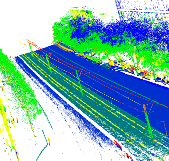 Bild: © Fraunhofer IPM MUM mini verarbeitet und reduziert die Daten von zwei Laserscannern, mehreren Kameras und weiteren Sensoren direkt auf dem Messfahrzeug. Auch schmale Objekte wie z. B. Leitungen oder Schilder sind in der semantisch segmentierten 3D-Punktwolke erkennbar – Menschen oder Fahrzeuge hingegen werden anonymisiert, noch bevor die Daten an Geoinformationssysteme übermittelt werden. Bild: © Fraunhofer IPM