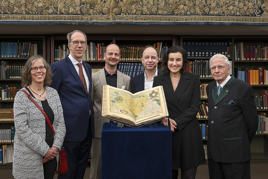 Ein einzigartiges Dokument der Kartographie bereichert zukünftig den Bestand der Universitätsbibliothek Würzburg: Der Alumnus und langjährige Leiter der Deegenbergklinik Bad Kissingen Prof. Dr. Peter Deeg schenkte der Bibliothek einen seltenen, zeitgenössisch kolorierten Atlas des Kartographen Gerhard Mercator aus dem Jahr 1585. Bild: Holger Schilling / UB Würzburg