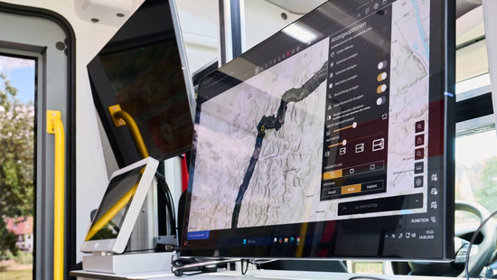 Satellitendaten und Bilder der fliegenden und bodengebundenen robotischen Systeme laufen in der Einsatzzentrale zusammen und dienen der Erstellung aktueller Lagekarten. Bild: DLR / Leon Jakobs