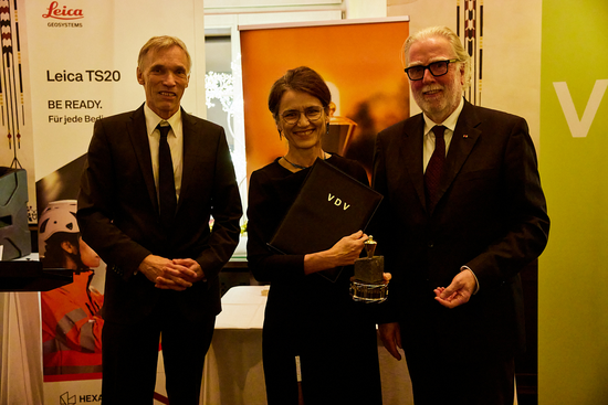 v. l.: Prof. Dr. Thomas Luhmann (Laudator), Prof. Dr. Martina Klärle (Preisträgerin), Wilfried Grunau (VDV-Präsident) - Foto: Hendrik Grunau v. l.: Prof. Dr. Thomas Luhmann (Laudator), Prof. Dr. Martina Klärle (Preisträgerin), Wilfried Grunau (VDV-Präsident) - Foto: Hendrik Grunau