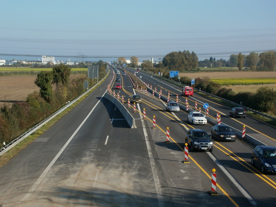 Symbolbild Autobahnbaustelle. Image by WikimediaImages from Pixabay