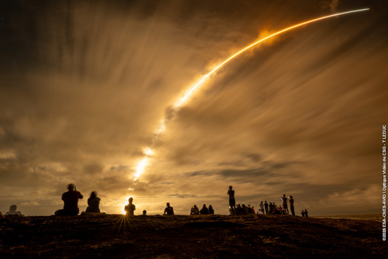 Vega-C beförderte die „Smile“-Mission auf dem Flug VV29 ins All. Quelle: ESA/CNES/Avio/Optique. Die Vega-C-Rakete durchbricht die Wolkendecke nach dem Start vom europäischen Weltraumbahnhof in Französisch-Guayana am 19. Mai 2026 um 00:52 Uhr Ortszeit (04:52 Uhr BST/05:52 Uhr MESZ). Vega-C beförderte die „Smile“-Mission auf dem Flug VV29 ins All. Quelle: ESA/CNES/Avio/Optique.