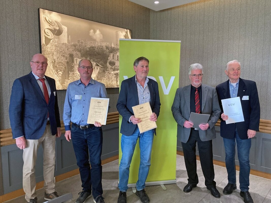 Jahrzehntelange Verbandstreue im Fokus: VDV-Landesvorsitzender Dipl.-Ing. Bernd Sack (ganz links) gratulierte den hessischen Jubilaren auf dem Landeskongress in Lich.  v. l.: Dipl.-Ing. Jürgen Große (25 Jahre Mitgliedschaft), Dipl.-Ing. Jens Hoffmann (40 Jahre), Dipl.-Ing. Walter Heinemann (50 Jahre) und Dipl.-Ing. Günter Schölla (50 Jahre) - nicht auf dem Bild: Dipl.-Ing. Walter Schäfer (50 Jahre)