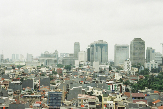 Küstenmetropolen wie Jakarta sind besonders vom Absinken der Landmassen und dem gleichzeitigen Anstieg des Meeresspiegels betroffen. Foto von Dimas P. Swasono auf Unsplash Küstenmetropolen wie Jakarta sind besonders vom Absinken der Landmassen und dem gleichzeitigen Anstieg des Meeresspiegels betroffen. Foto von Dimas P. Swasono auf Unsplash