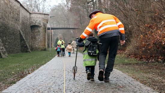 Metergenau mit dem Messrad (Kinder durch KI unkenntlich gemacht). Bild: OTH Amberg-Weiden