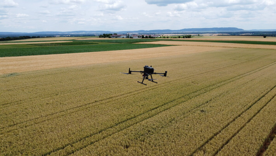 Das Foto zeigt einen Drohnenflug mit einem Multispektralsensor in Nähe des Forschungsstandortes Schwarzenau. © Johannes Beyer/LfL