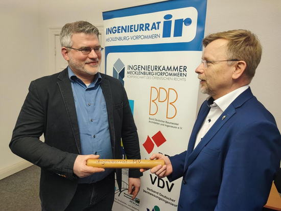 Dipl.-Ing. Max Guse (li.) übernimmt den Staffelstab von Dipl-Ing.(FH) Frank Wagner und spricht 2026 für den Ingenieurrat M-V. - Foto: IK M-V