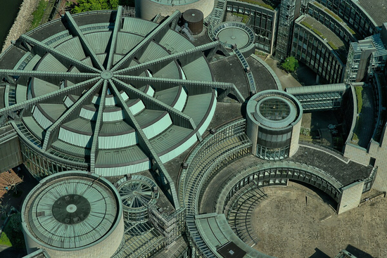 Landtag NRW. Foto von v2osk auf Unsplash Landtag NRW. Foto von v2osk auf Unsplash