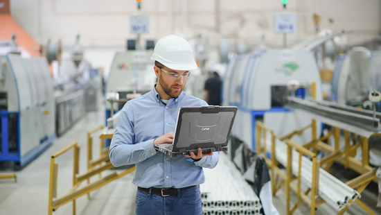 Mit dem vollrobusten Notebook B360X von Getac verarbeiten Fachkräfte aus Industrie und Logistik Daten direkt vor Ort, auch ohne Verbindung zur Cloud. Bild: ©Getac Mit dem vollrobusten Notebook B360X von Getac verarbeiten Fachkräfte aus Industrie und Logistik Daten direkt vor Ort, auch ohne Verbindung zur Cloud. Bild: ©Getac