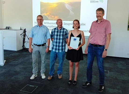 v. l.: Erik Werny (BDVI), Peter Heinrich (VDV), Preisträgerin Marie Schön, Björn Degel (DVW) -  Bild: Stefan Röhrich 
