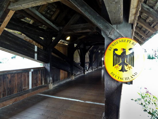 Holzbrücke Bad Säckingen— Grenze zwischen der Bundesrepublik Deutschland und der Schweizer Eidgenossenschaft: Grenzmarkierung oberhalb der der Rheinmitte (weiße Linie) mit ovalem Schild "Bundesrepublik Deutschland" Holzbrücke Bad Säckingen— Grenze zwischen der Bundesrepublik Deutschland und der Schweizer Eidgenossenschaft: Grenzmarkierung oberhalb der der Rheinmitte (weiße Linie) mit ovalem Schild "Bundesrepublik Deutschland".