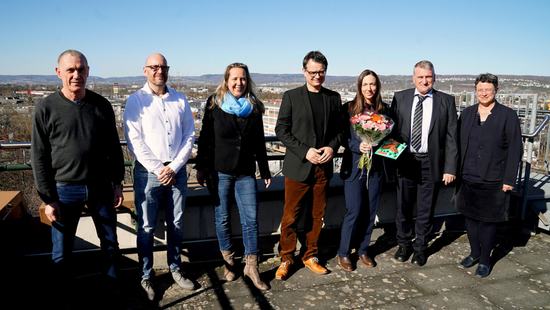 Die neue Leiterin, Alexandra Heidger (Blumenstrauß in den Händen), mit den Abteilungsleitungen und Vertretern des Personalrats auf dem Dach des LVermGeo. Bild (c) LVermGeo
