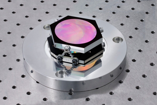 Das nanostrukturierte Gitter für das Copernicus Sentinel-4 Instrument der ESA ist mikrometergenau montiert. Bild: © Fraunhofer IOF Das nanostrukturierte Gitter für das Copernicus Sentinel-4 Instrument der ESA ist mikrometergenau montiert. Bild: © Fraunhofer IOF