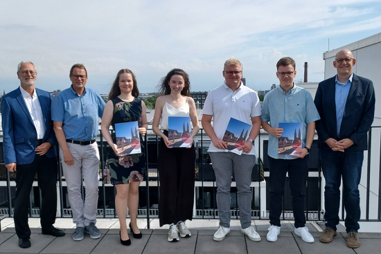 v. l. Uwe Lindemann (VDV), Ulrich Gellhaus (ADV-Vorsitzender und Leiter GeoInformation Bremen), Laura Komke, Paula Wessendorf, Jannik Hensel (Geoinformation Bremen), Class Wedemeyer (Geo Ingenieurservice Nord-West), ÖbVI Sebastian Horst (DVW)