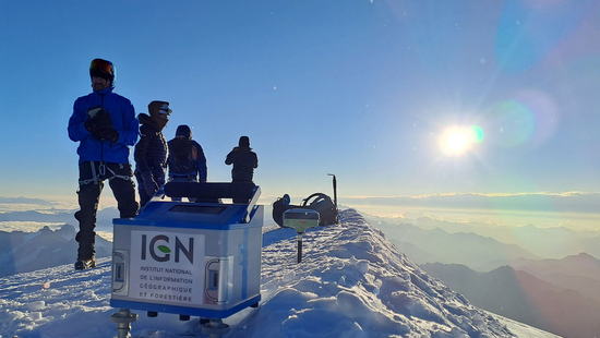 Ein Gravimeter auf dem Gipfel – eine Premiere. Bild: IGN - Institut national de l'information géographique et forestière Ein Gravimeter auf dem Gipfel – eine Premiere. Während der Messkampagne gelang dem IGN eine historische Premiere: Es platzierte sein Gravimeter auf dem Gipfel des Mont Blanc. Dies ermöglichte die Bestimmung der dortigen Schwerebeschleunigung mit 9,7944689 m/s². Zum Vergleich: In Marseille (auf Meereshöhe) liegt dieser Wert bei 9,81 m/s², in Saint-Gervais-Le Fayet (auf 580 Metern Höhe) bei 9,8043046 m/s². Auch wenn dieser Unterschied verschwindend gering erscheinen mag, erlaubt er es, Veränderungen der Massen – insbesondere der Eismassen – zu erkennen. Wiederholte Messungen der Schwerebeschleunigung werden zudem dazu beitragen, die Höhenbestimmung des „Daches“ Westeuropas zu präzisieren. Bild: IGN - Institut national de l'information géographique et forestière