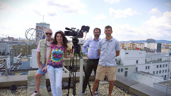Das Filmemacher-Duo Schukoff am Dach des BEV mit Dipl.-Ing. Franz Blauensteiner, Leiter der Abteilung Referenzsysteme, und Dipl.-Ing. Jürgen Fredriksson, Abteilung Referenzsysteme (beide BEV). Bild © Schukoff-Film