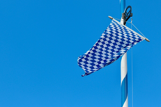 Bayerische Flagge. Foto von Juliane Liebermann auf Unsplash