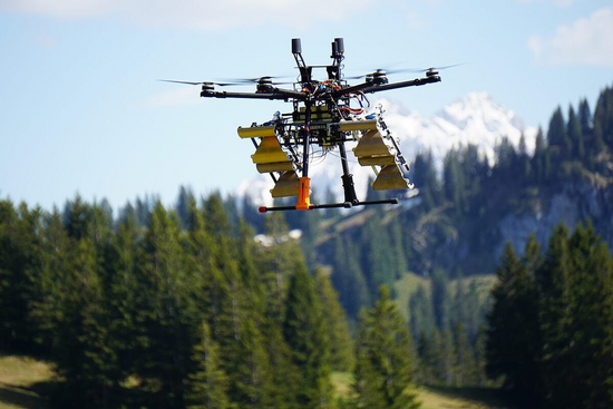 Die Drohnen werden im Alpenraum zur Radarfernerkundung und Erdbeobachtung eingesetzt. Sie tragen Sensoren, die geo-physikalische Parameter der Bio- und Kryosphäre erfassen können (Foto: KoRaTo) 