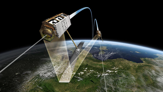 TerraSAR-X und TanDEM-X im Formationsflug. Bild: DLR (CC BY-NC-ND 3.0)