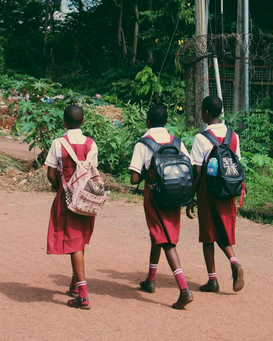 Ein neuer globaler Datensatz des Heidelberg Institute for Geoinformation Technology ermöglicht es, weltweit zwischen befestigten und unbefestigten Straßen zu unterscheiden. Hier drei Mädchen aus Nigeria auf dem Weg zur Schule. | Quelle: Symbolbild: Canva 