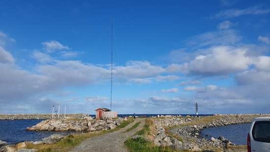 Eine Funkstation auf Andøya. Bild: DLR (CC BY-NC-ND 3.0) Eine Funkstation auf Andøya. DGPS-Station (Differential Global Positioning System) in Andenes auf Andøya in Norwegen, die für die Jamming and Spoofing Experimente temporär durch das DLR um R-Mode-Signale erweitert wurde. Bild: DLR (CC BY-NC-ND 3.0)