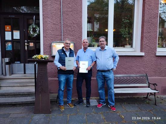 Bild: v. l.: Jens Janßen und Dirk Weißgerber (Jubilare) und Michael Knoke (Bezirksvorsitzender)