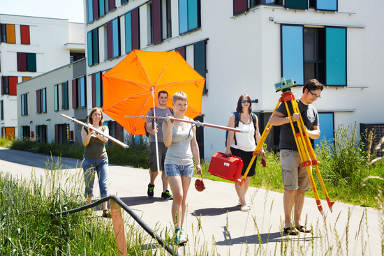 Studierende der Geoinformatik und Vermessung auf dem Weg zu einer Messübung | Quelle: Katharina Dubno/Hochschule Mainz Studierende der Geoinformatik und Vermessung auf dem Weg zu einer Messübung | Quelle: Katharina Dubno/Hochschule Mainz